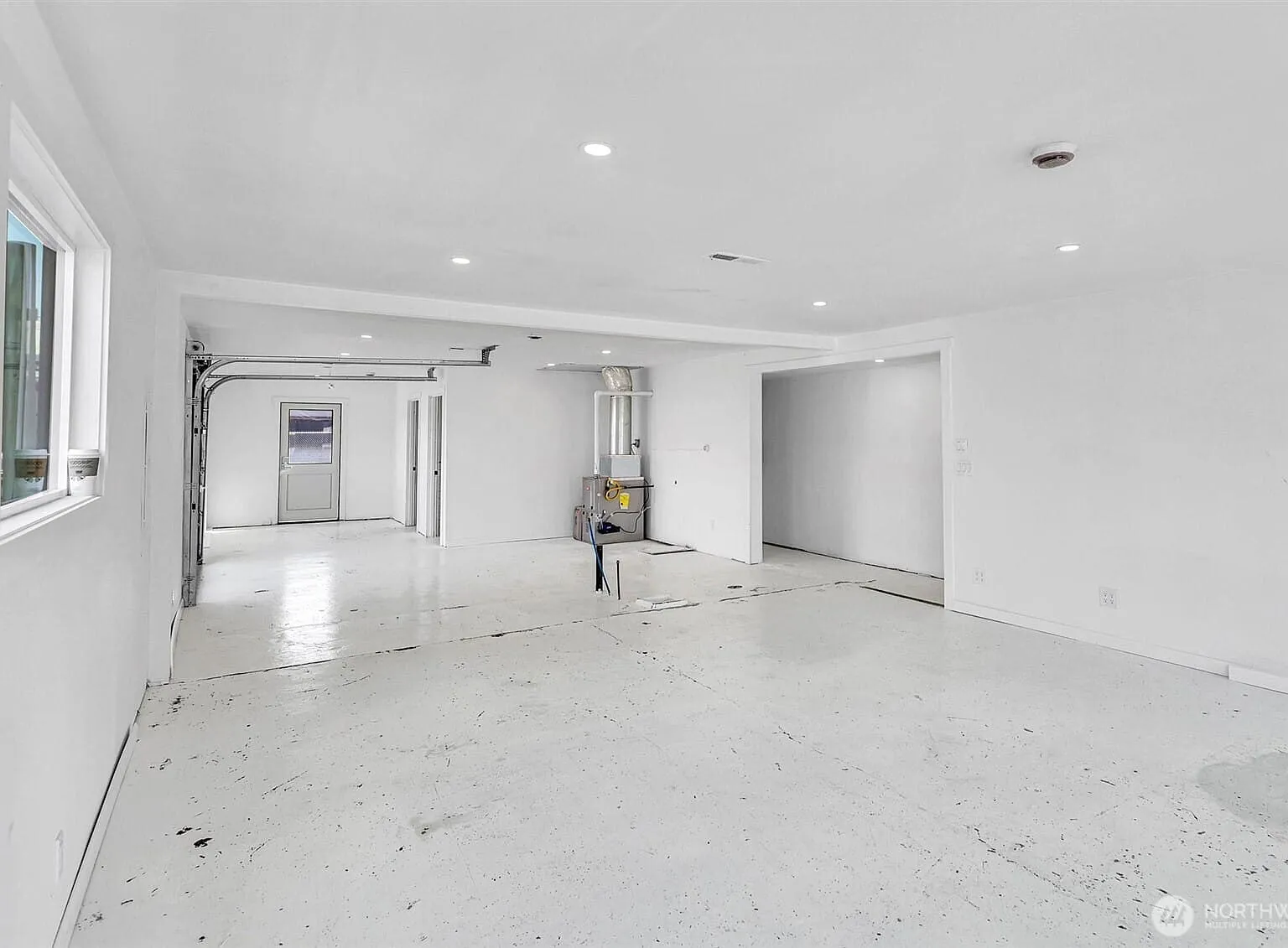Studio, 900 sqft, $6,000 — Photo 2