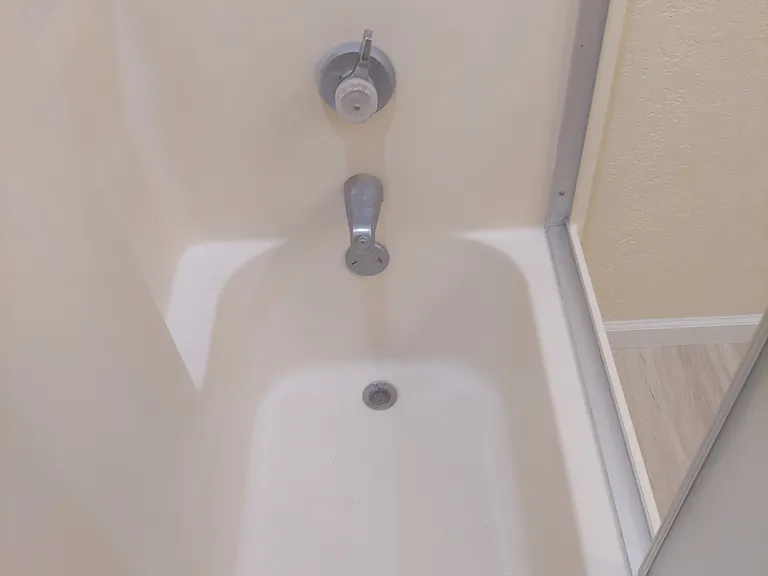 Bathroom tub