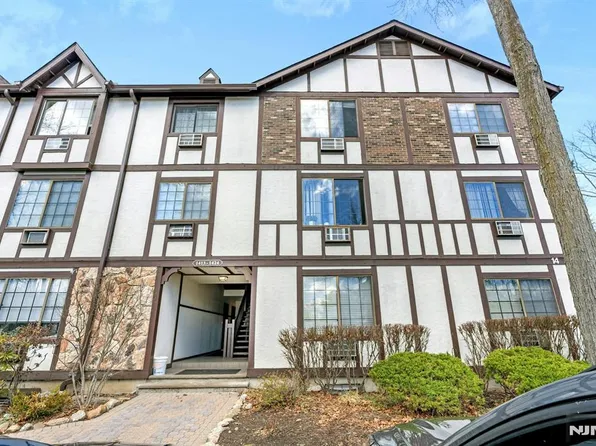 1419 Faulkner Ct, Mahwah, NJ 07430