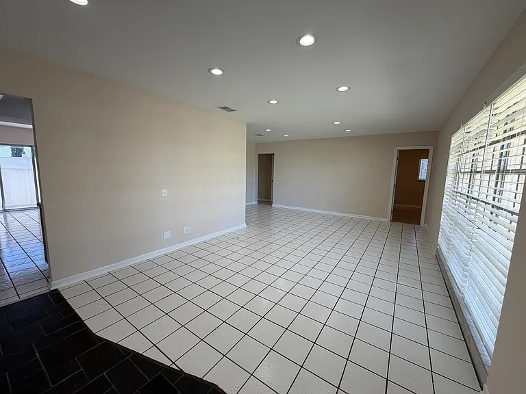 499 W Conference Dr — Photo 7