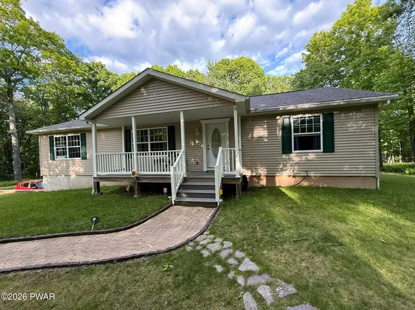 137 Red Rock Cir, Hawley, PA 18428