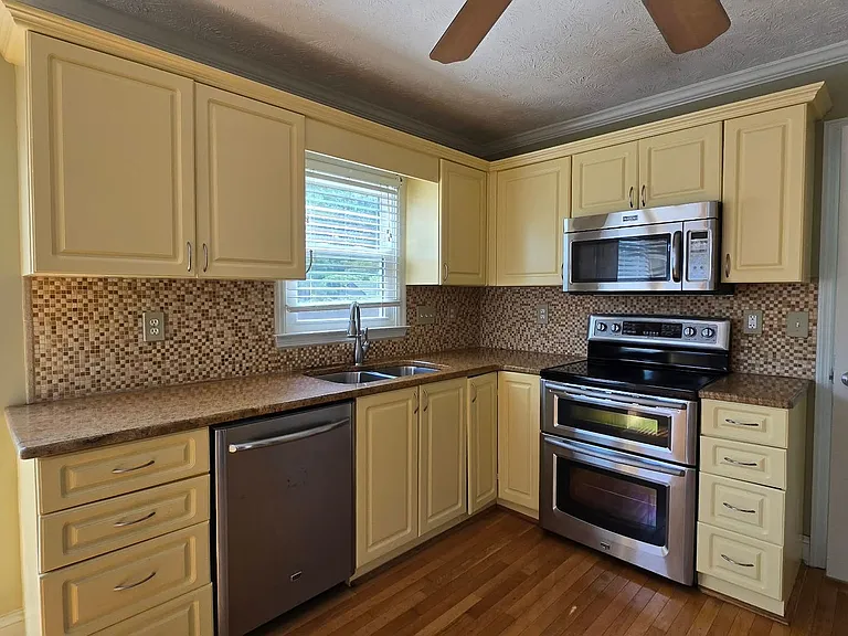 4488 Penhurst Ct — Photo 16