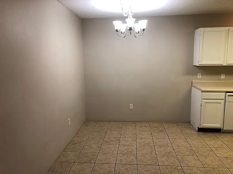 1900 N Caton Dr — Photo 5
