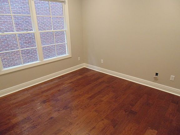 4th image of 1524 Jackson Ave E Unit 9