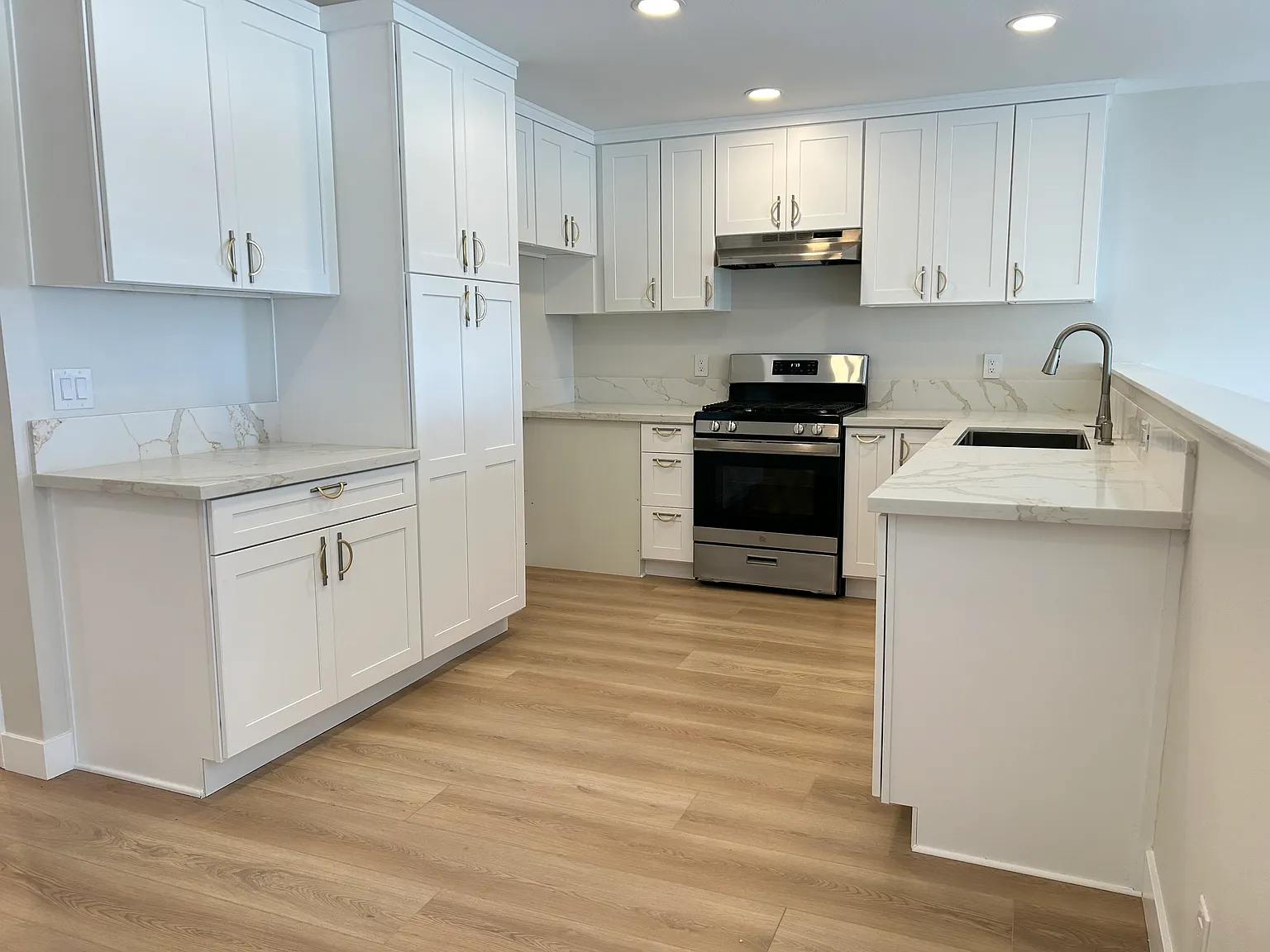 2 bed, 1000 sqft, $3,200 — Photo 4