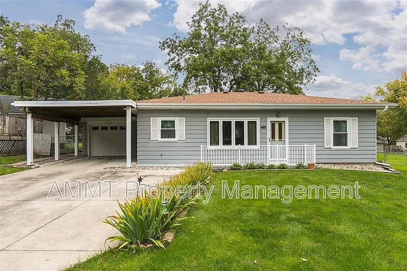 3 bed, 1.0 bath, 1064 sqft, $1,500 — Photo 1