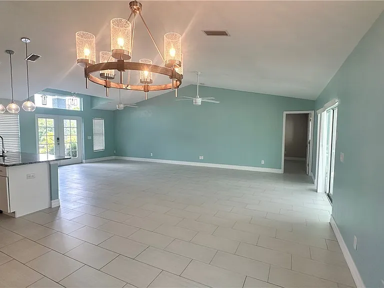 1306 SW 19th Ln — Photo 3