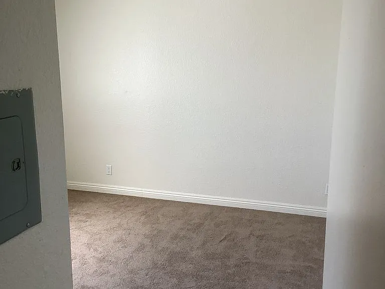 Laurel Canyon Apartments — Photo 23