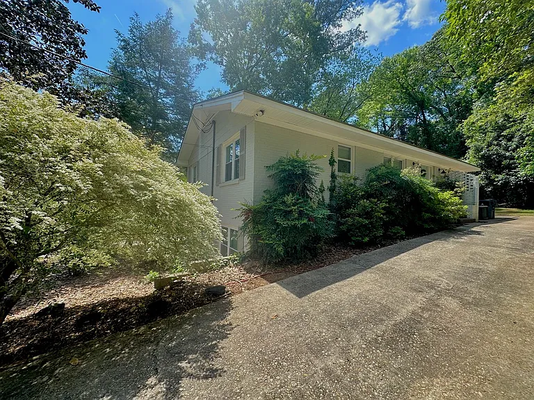 560 Sherwood Dr — Photo 3