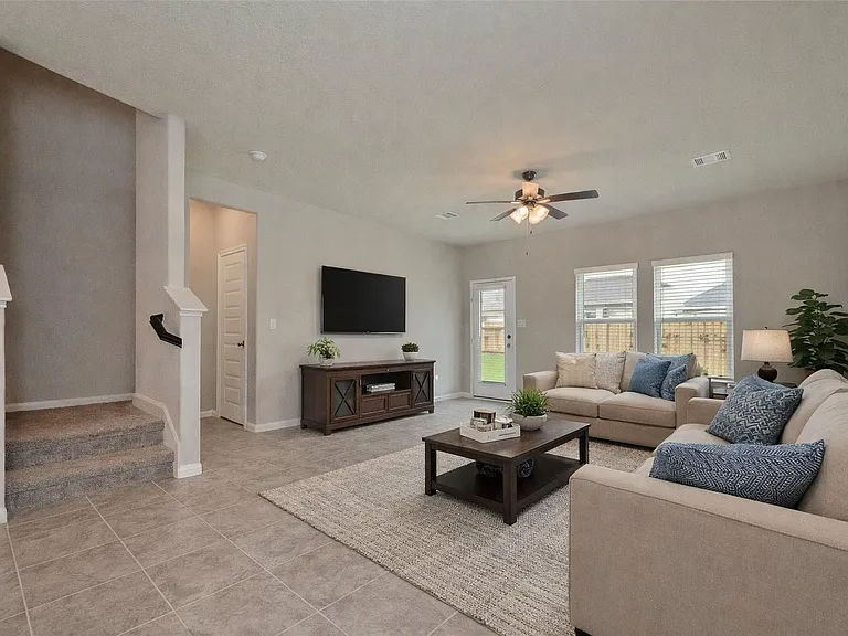 1015 Modesto Dr — Photo 10
