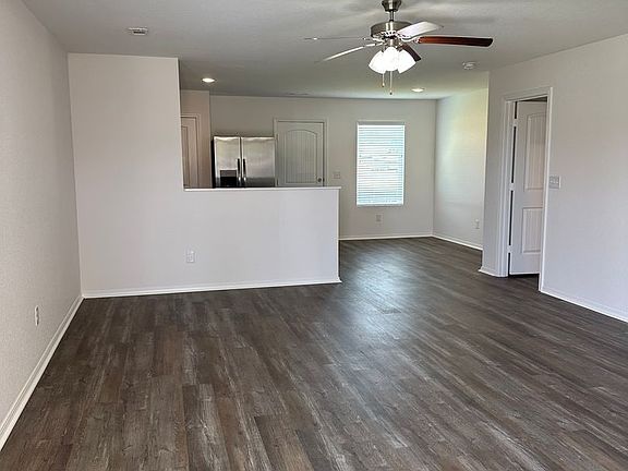 4th image of 25 Foster Louis Ln