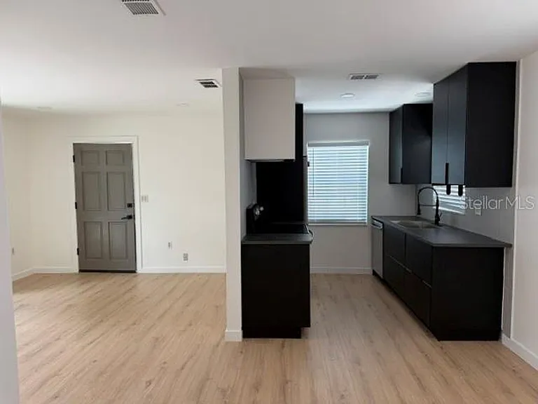 1407 Park Lake St — Photo 2