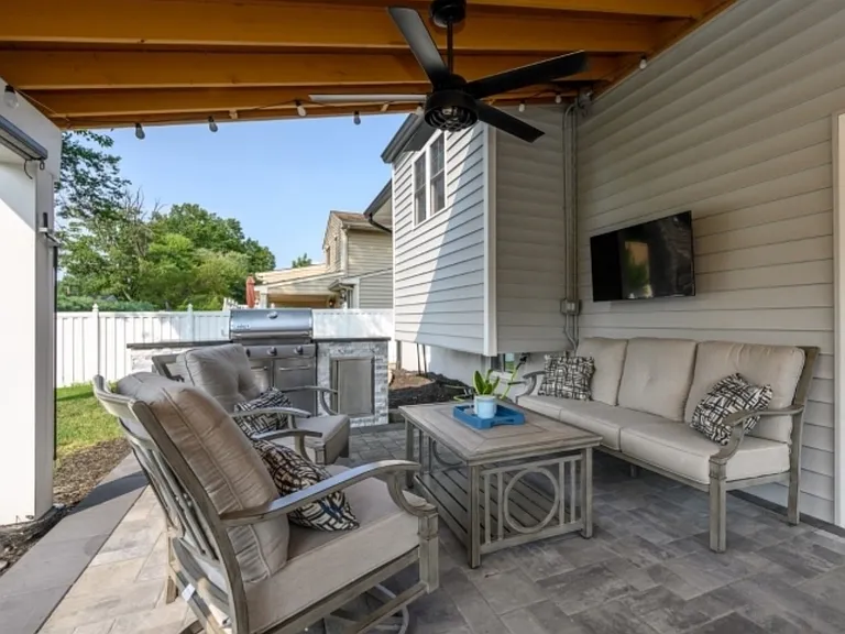 60 Kenneth Pl — Photo 6