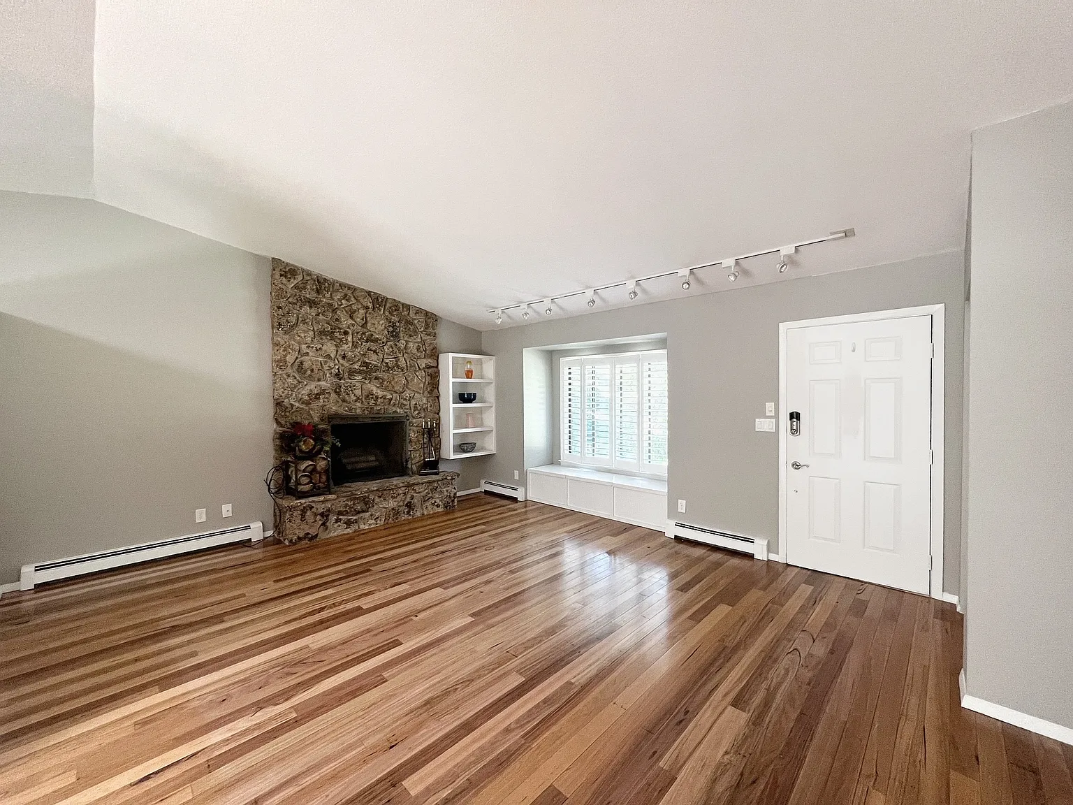 3 bed, 2083 sqft, $6,300 — Photo 4