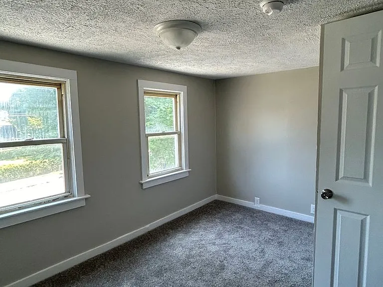 125 E Utica St — Photo 5