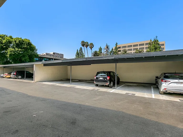 285 N. Oakland — Photo 13