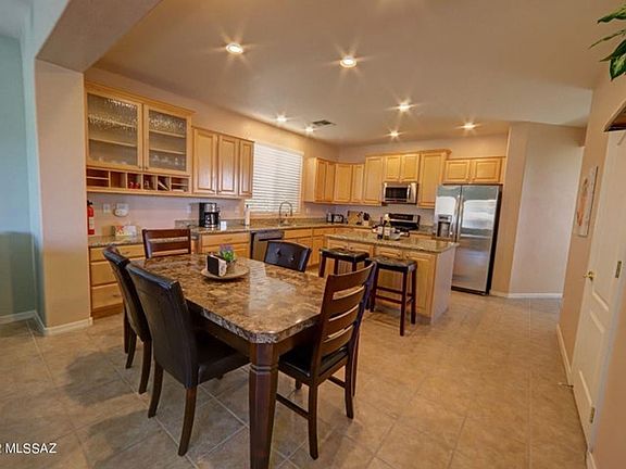 5th image of 1004 W Thornbush Pl