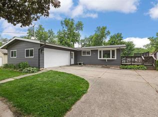 212 4th St SW, Mount Vernon, IA 52314