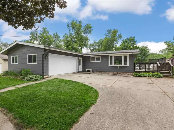 212 4th St SW, Mount Vernon, IA 52314