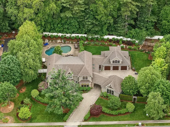 4 Abbott Ln, Bedford, MA 01730