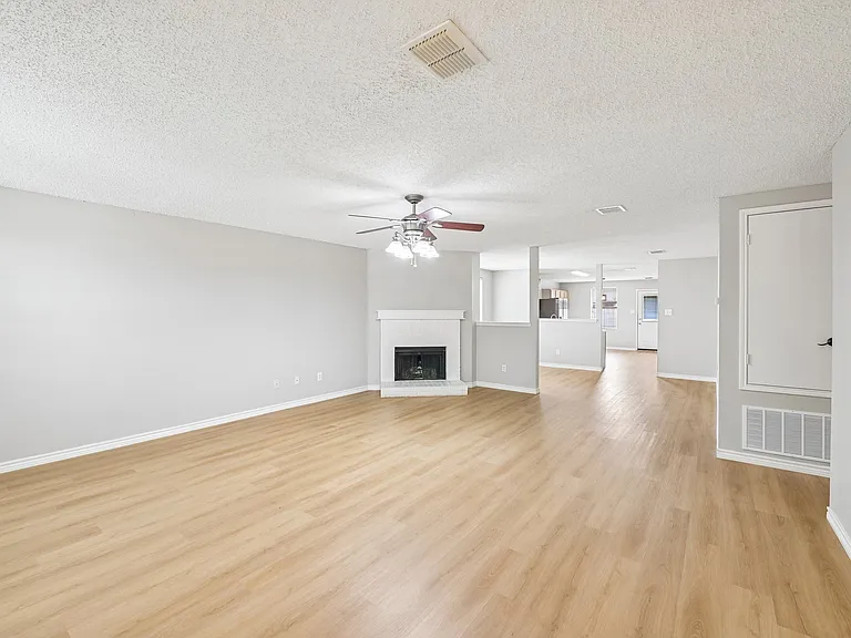 1612 Fieldstone Dr — Photo 2