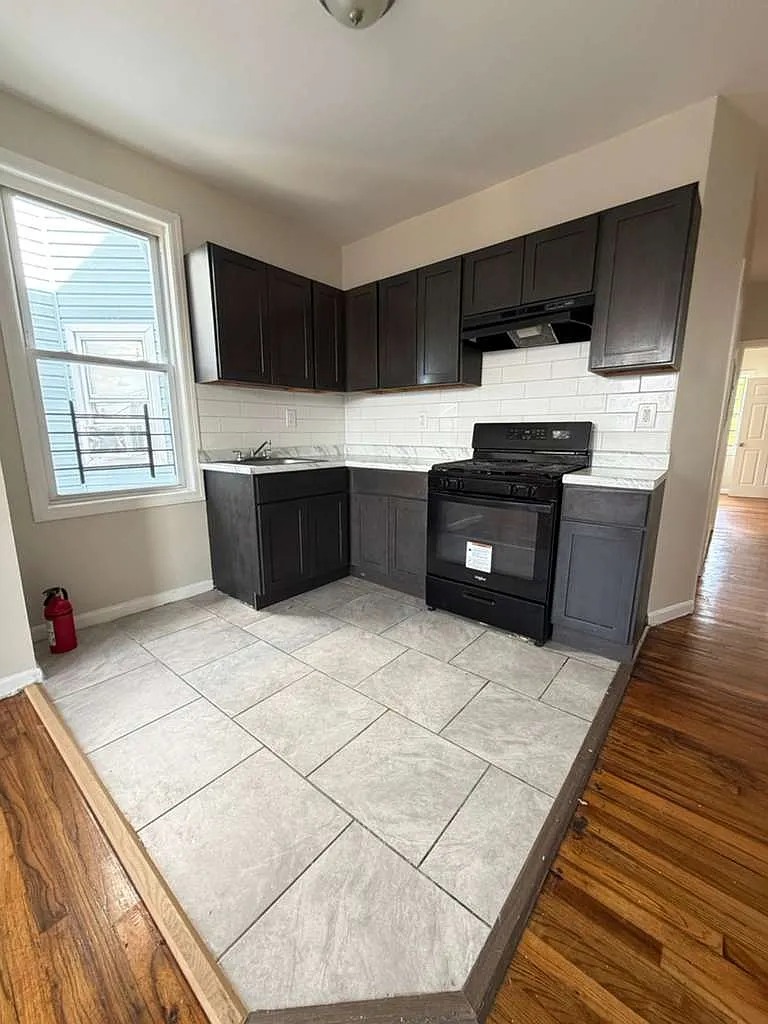 3 bed, $2,200 — Photo 2