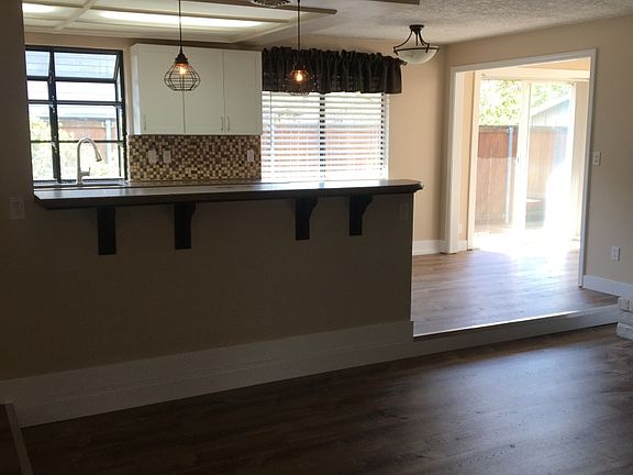 Breakfast bar & dining room