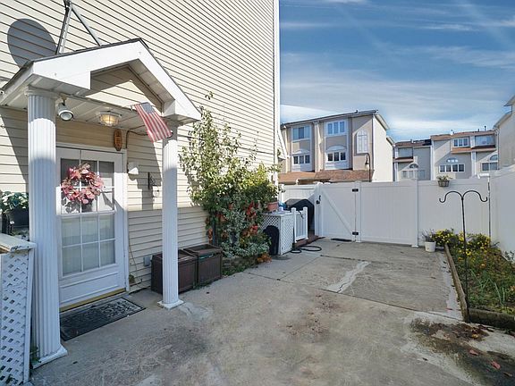 5th image of 54 Sandywood Ln