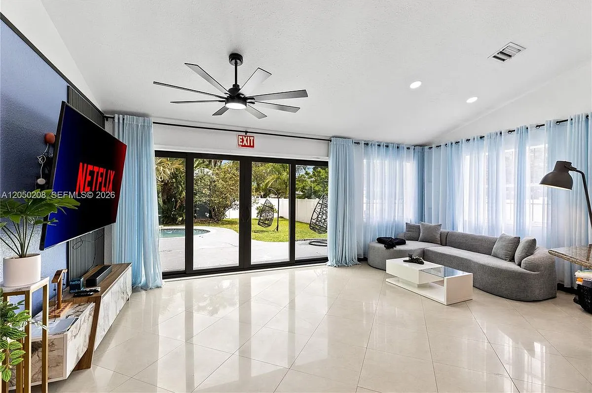 4 bed, 2.0 bath, 2026 sqft, $5,500 — Photo 3