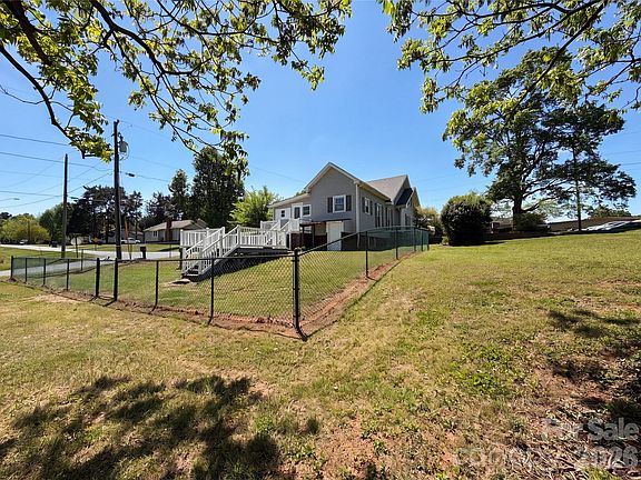 5th image of 215 S Ferry Rd