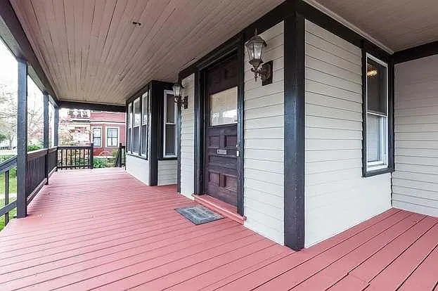 Shared porch - 3 Florida St #1