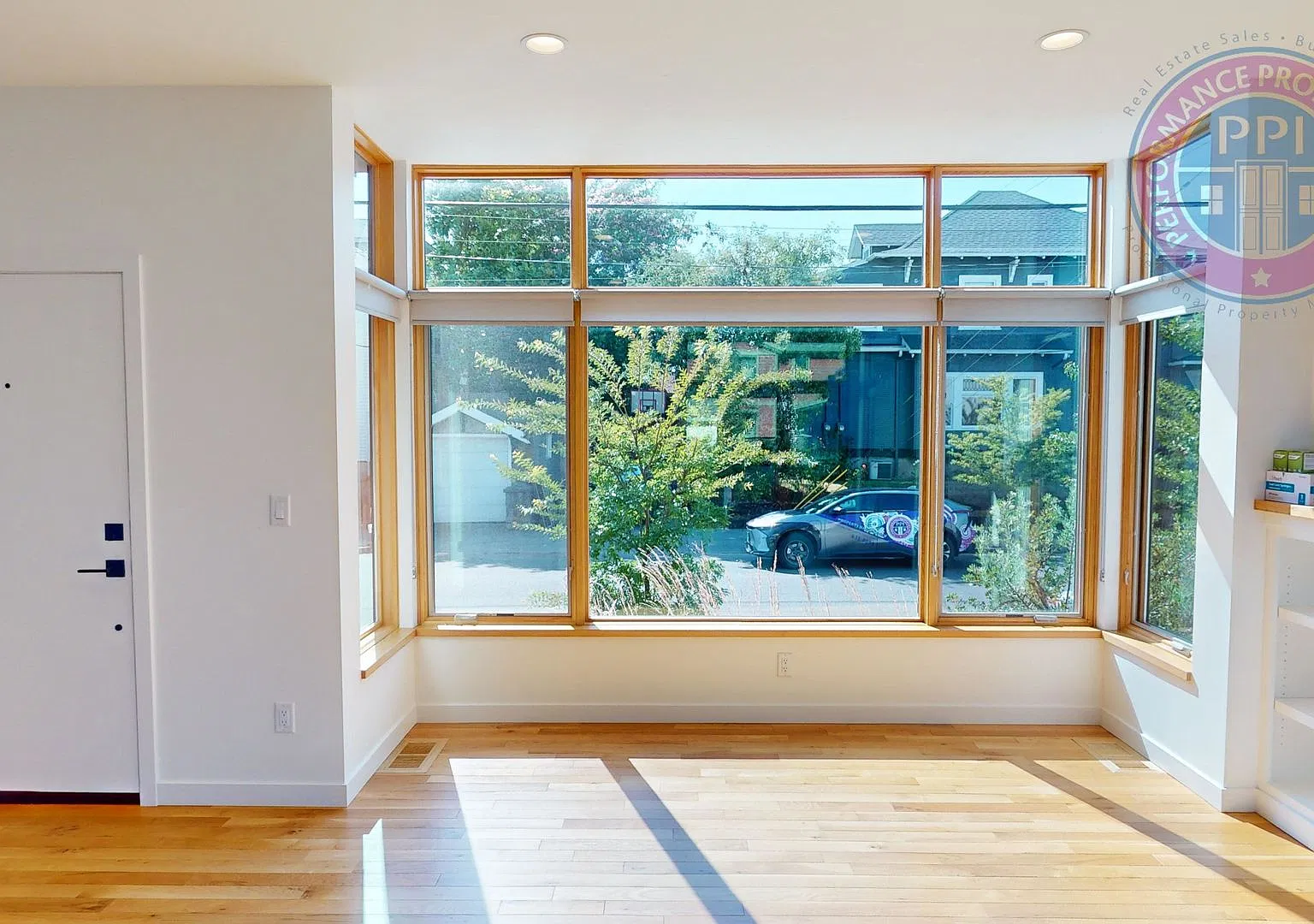 Stunning Modern Se Portland Townhome! 2 Bedrooms + Spacious Loft | Oversized Patio | Cozy Firepla... — Photo 3