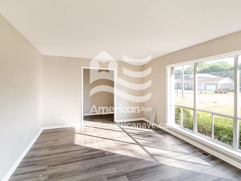 1563431_004_living_room_13677946.jpg