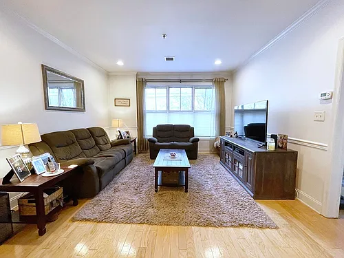 501 9th St #204 Photo 1