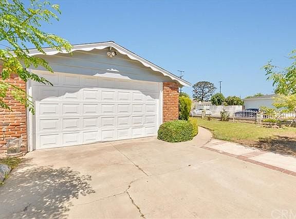 4th image of 13801 S Catalina Ave