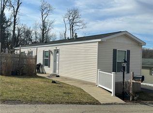 9 Hilltop Dr, Finleyville, PA 15332