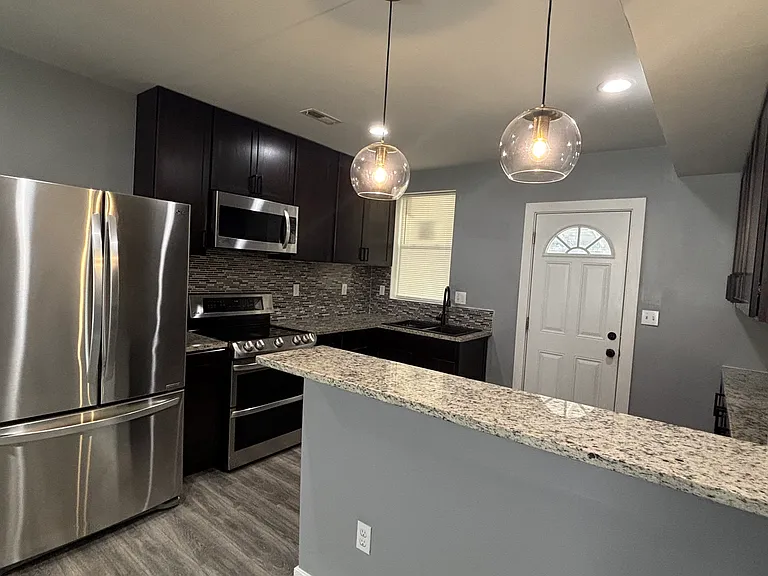 910 N Streeper St — Photo 3