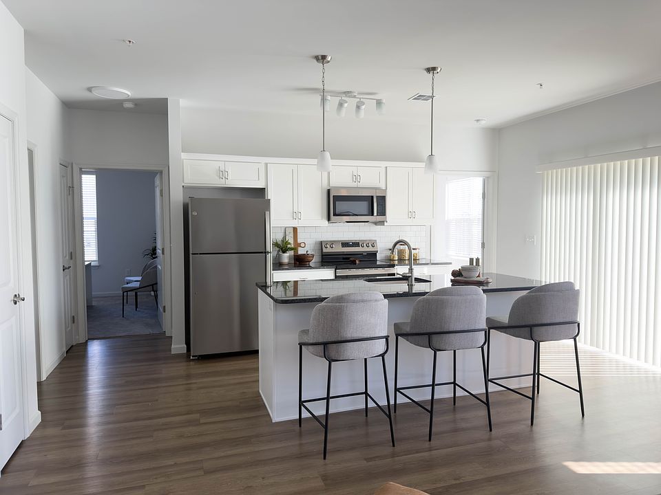 The modern kitchens at Briar Ridge Commons feature stainless steel appliances, granite countertops, and island sink and breakfast bar.