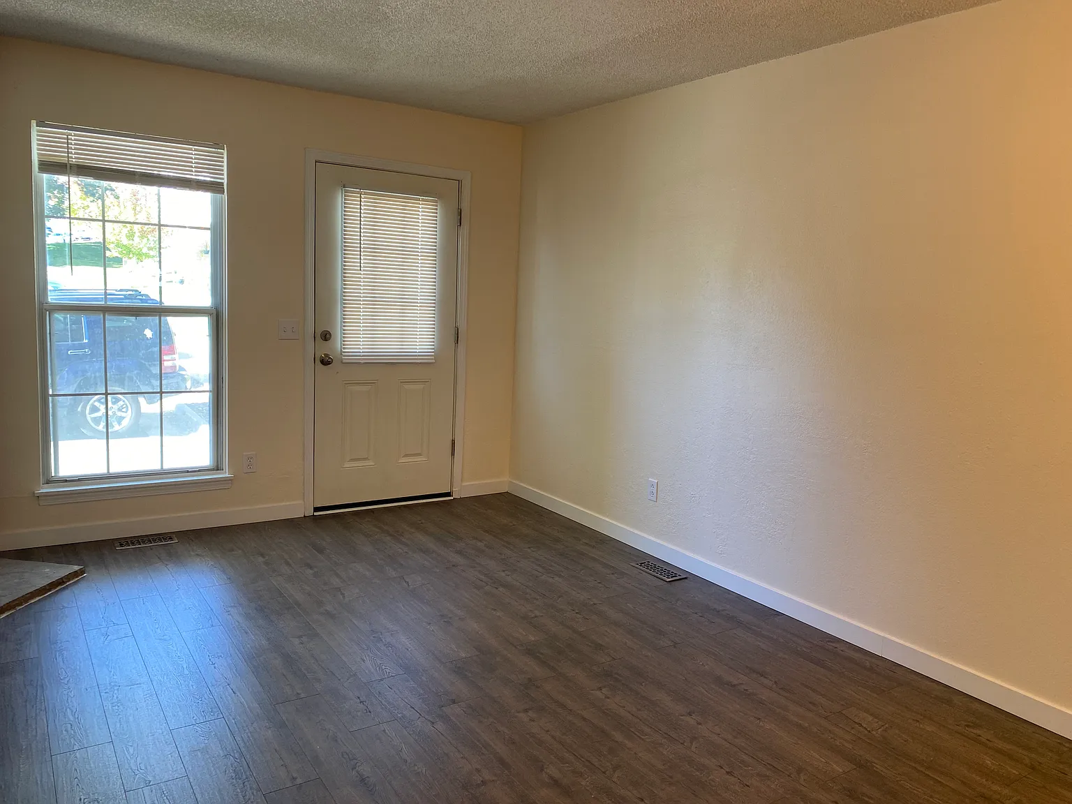 2 bed, 870 sqft, $1,900 — Photo 2