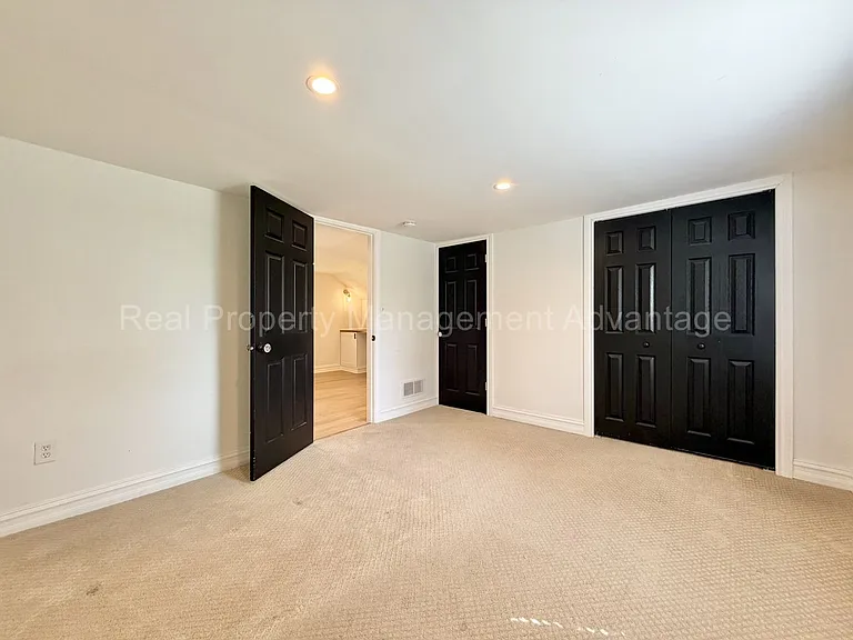 1330 E Chesterfield St — Photo 23