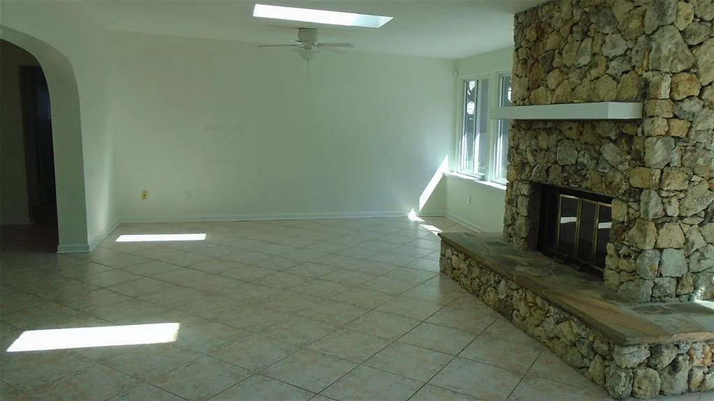 4 bed, 2.0 bath, 2006 sqft, $3,195 — Photo 4