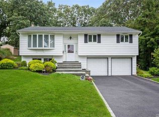 16 Greenwich Rd, Smithtown, NY 11787