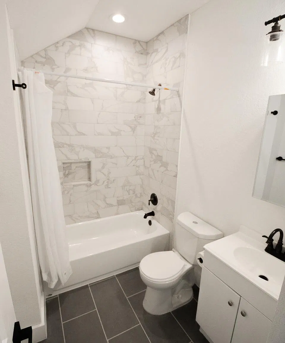 812 W Russell Pl — Photo 2