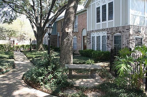 4th image of 2811 Woodbury Dr