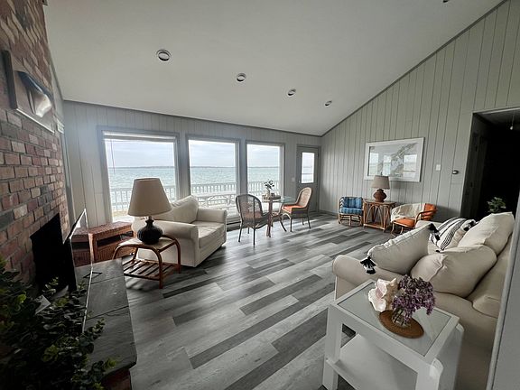 4th image of 1355 Watersedge Way