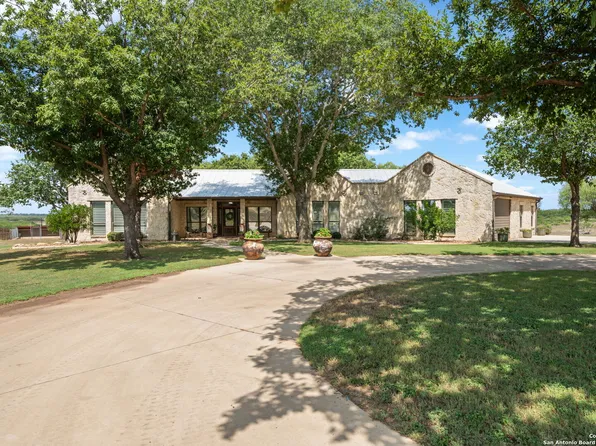 2220 FM 1343, Devine, TX 78016