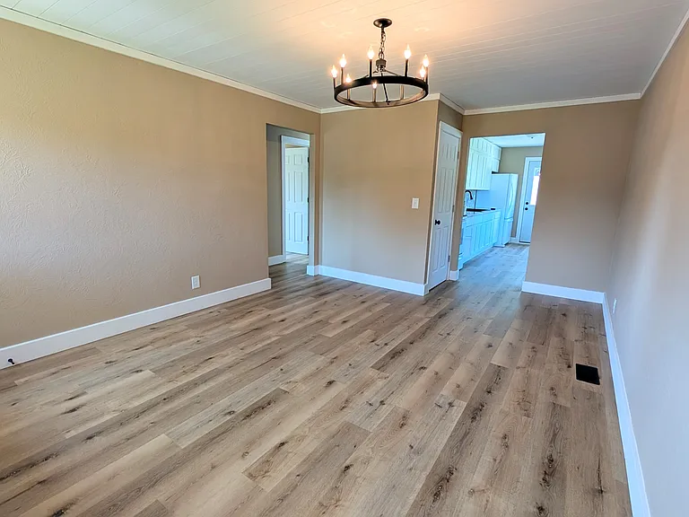 1504 Woodbine Dr — Photo 5