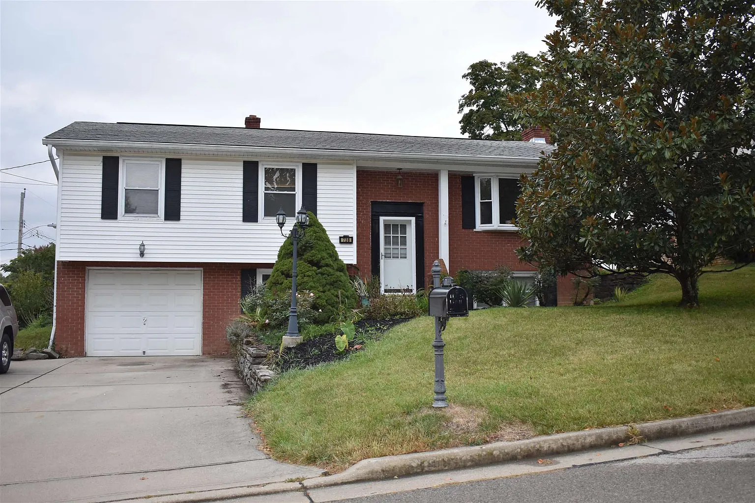 738 Cherokee Dr photo 1