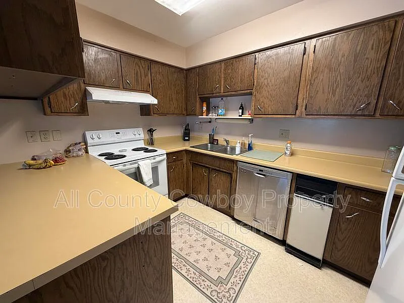 4 bed, 2.0 bath, 1920 sqft, $450 — Photo 3