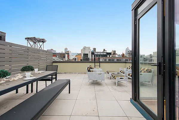 Rented by CORE | media 8